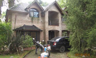 MAGNIFICO CHALET SOBRE GRAN LOTE EN EL PARAISO