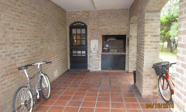 MAGNIFICO CHALET SOBRE GRAN LOTE EN EL PARAISO