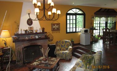 MAGNIFICO CHALET SOBRE GRAN LOTE EN EL PARAISO