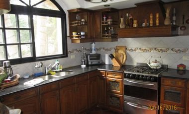 MAGNIFICO CHALET SOBRE GRAN LOTE EN EL PARAISO