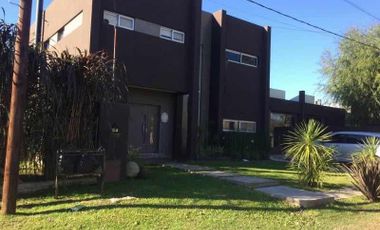 Casa en venta - 3 Dormitorios 4 Baños - Cochera - 576Mts2 - City Bell, La Plata