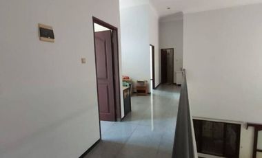 Rumah siap huni di perumahan elite One gate system semi furnish , ada AC