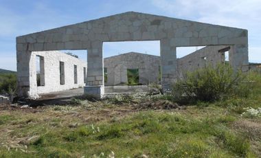 Casa semiterminada de cantera en Venta con 12,700 m2 de terreno en San Javier Tolcayuca, Hidalgo.