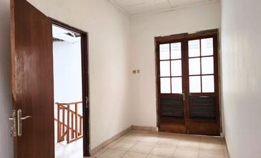 Rumah di Tebet Timur 2 Lantai Akses Jalan 2 Mobil Lega - LT. 80m2 LB. 150m2