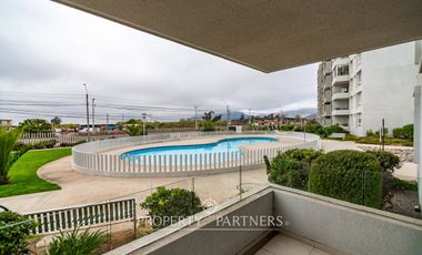 Primer piso, cómodos espacios y vista a la piscina