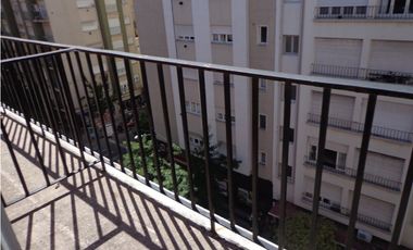 Excepcional depto de 3 amb con dep. en edicio de gran calidad.