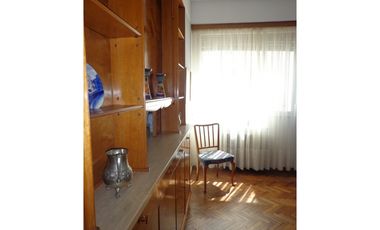 Excepcional depto de 3 amb con dep. en edicio de gran calidad.