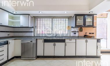 Venta casa distribuida en 4 plantas - Caseros