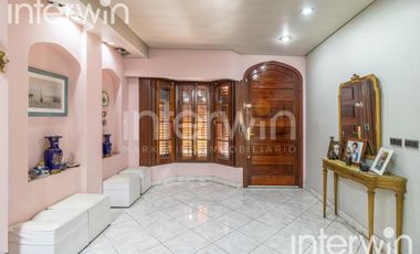 Venta casa distribuida en 4 plantas - Caseros