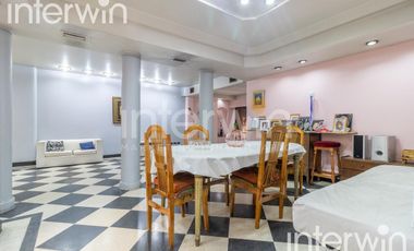Venta casa distribuida en 4 plantas - Caseros