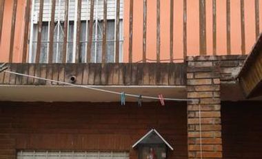 casa-con facilidades--a metros del nuevo paso bajo nivel!!!!!