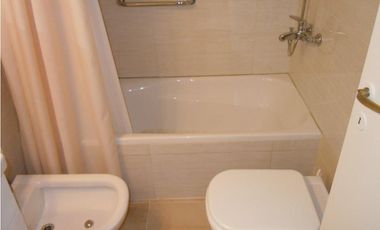 Departamento dos ambientes con espacio cochera. Zona Varese