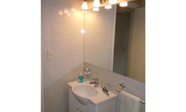 Departamento dos ambientes con espacio cochera. Zona Varese