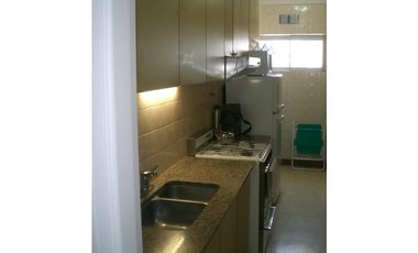 Departamento dos ambientes con espacio cochera. Zona Varese