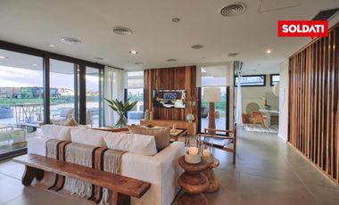 Venta Casa  6 ambientes  Puertos del Lago, a la laguna con muelle y Pileta
