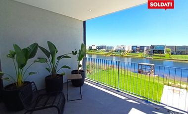 Venta Casa  6 ambientes  Puertos del Lago, a la laguna con muelle y Pileta