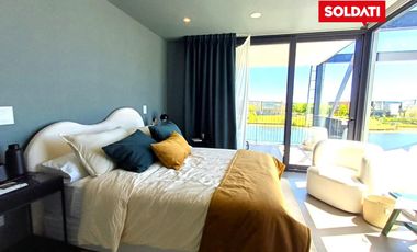 Venta Casa  6 ambientes  Puertos del Lago, a la laguna con muelle y Pileta