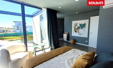 Venta Casa  6 ambientes  Puertos del Lago, a la laguna con muelle y Pileta
