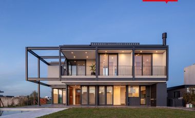 Venta Casa  6 ambientes  Puertos del Lago, a la laguna con muelle y Pileta