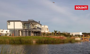 Venta Casa  6 ambientes  Puertos del Lago, a la laguna con muelle y Pileta