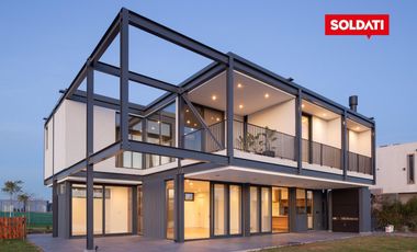 Venta Casa  6 ambientes  Puertos del Lago, a la laguna con muelle y Pileta
