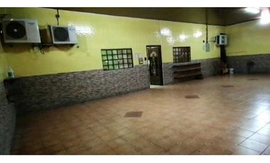 Se alquila amplio y cómodo local de 300 mts en Parque lefevre