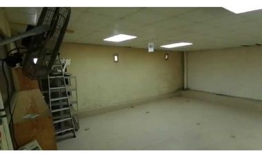 Se alquila amplio y cómodo local de 300 mts en Parque lefevre