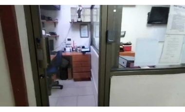 Se alquila amplio y cómodo local de 300 mts en Parque lefevre