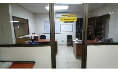 Se alquila amplio y cómodo local de 300 mts en Parque lefevre