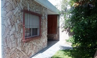 Casa americana  permuta por depto, centrico planta baja o con ascensor.-