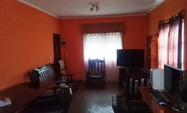 Casa americana  permuta por depto, centrico planta baja o con ascensor.-