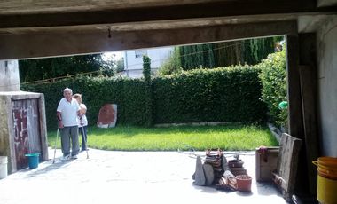 Casa americana  permuta por depto, centrico planta baja o con ascensor.-