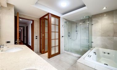 Departamento en venta de 5 dorm. en Vitacura