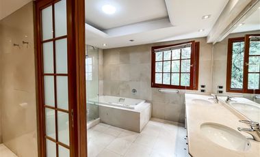 Departamento en venta de 5 dorm. en Vitacura