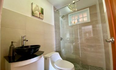 SE ARRIENDA APARTAMENTO DE 3 HABITACIONES FRENTE AL MAR- RODADERO