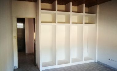 Vendo casa en Paso del Rey con habitación de paredes acusticas para sala de ensayo o estudio de grabacion