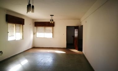 Vendo casa en Paso del Rey con habitación de paredes acusticas para sala de ensayo o estudio de grabacion