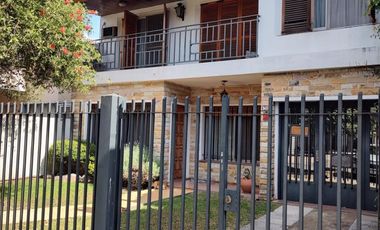 HERMOSO Y AMPLIO CHALET 6 AMB. CON GRAN FONDO CON PISCINA.