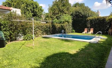 HERMOSO Y AMPLIO CHALET 6 AMB. CON GRAN FONDO CON PISCINA.