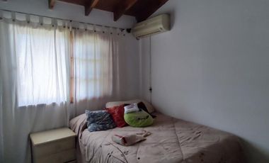 HERMOSO Y AMPLIO CHALET 6 AMB. CON GRAN FONDO CON PISCINA.