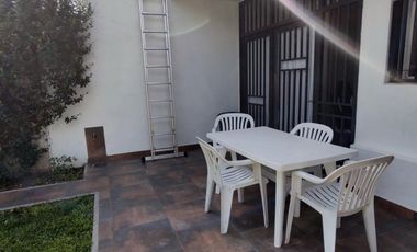 HERMOSO Y AMPLIO CHALET 6 AMB. CON GRAN FONDO CON PISCINA.