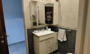 HERMOSO Y AMPLIO CHALET 6 AMB. CON GRAN FONDO CON PISCINA.