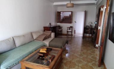 HERMOSO Y AMPLIO CHALET 6 AMB. CON GRAN FONDO CON PISCINA.