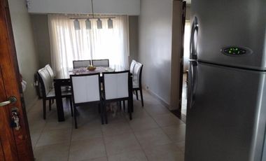 HERMOSO Y AMPLIO CHALET 6 AMB. CON GRAN FONDO CON PISCINA.