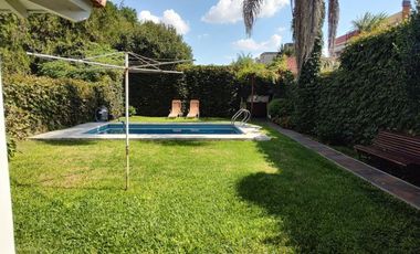HERMOSO Y AMPLIO CHALET 6 AMB. CON GRAN FONDO CON PISCINA.