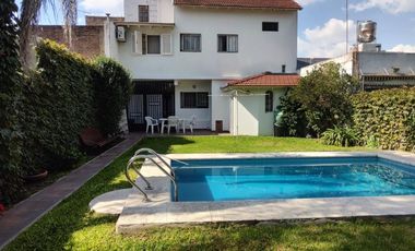 HERMOSO Y AMPLIO CHALET 6 AMB. CON GRAN FONDO CON PISCINA.