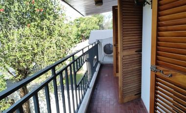 HERMOSO Y AMPLIO CHALET 6 AMB. CON GRAN FONDO CON PISCINA.