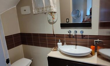 HERMOSO Y AMPLIO CHALET 6 AMB. CON GRAN FONDO CON PISCINA.
