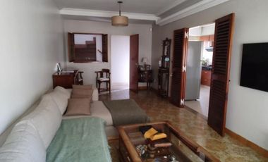 HERMOSO Y AMPLIO CHALET 6 AMB. CON GRAN FONDO CON PISCINA.