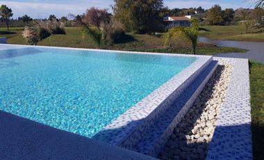 VENTA, casa en Country Solar de Victoria, 1 dorm en suite en pb, 2 dorm en pa, amplios ambientes, quincho cerrado, pileta, cochera para embarcacion co